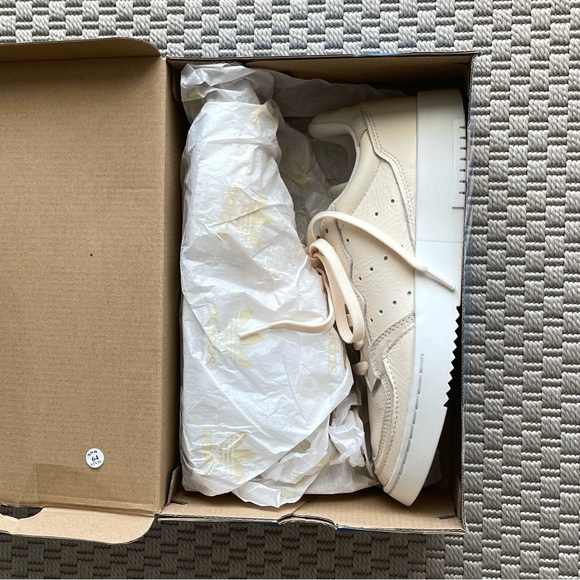Adidas Supercourt Sneakers in Cream - Picture 2 of 7